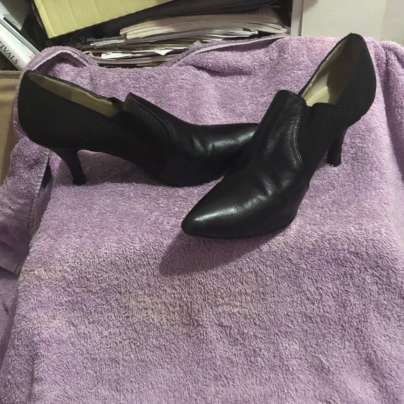 Comfortable Black Leather Sophisticated ankle booties 1920 pointed kitten heels - Picture 2 of 13